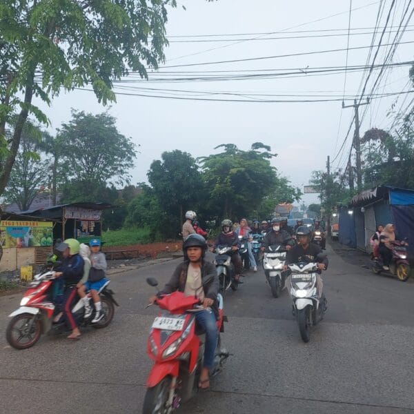 Hari Pertama Masuk Sekolah, Polsek Tigaraksa Hadir Berikan Pelayanan Pengaturan Arus Lalu Lintas di Pagi Hari