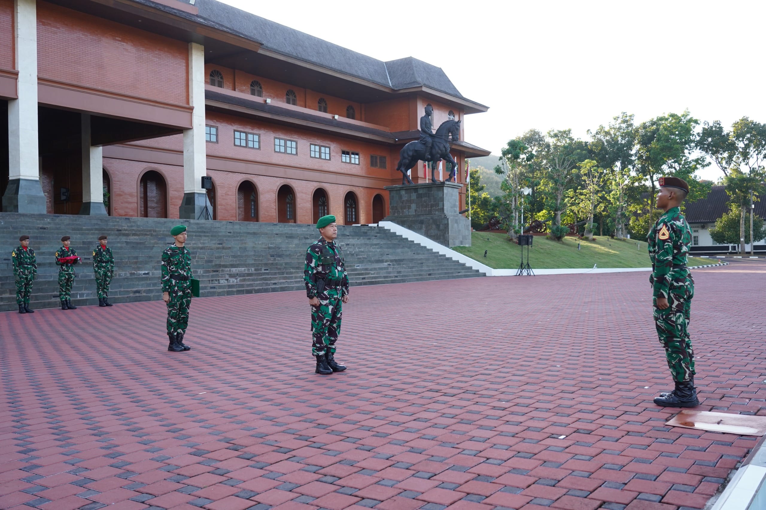 Wagub Akmil Pimpin Upacara Tujuhbelasan: Tegaskan Komitmen Integritas dan Kesiapsiagaan Prajurit