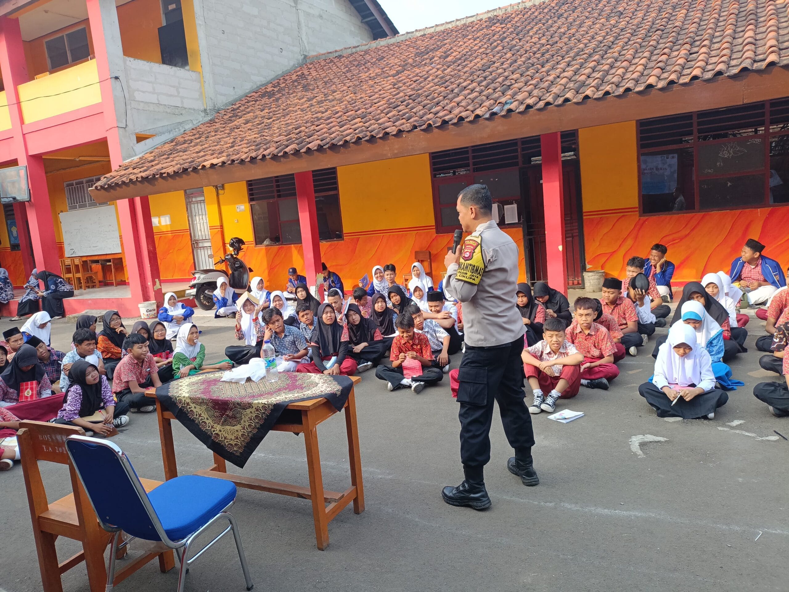 Polsek Cikupa Sosialisasikan Bahaya Narkoba dan Tawuran pada MPLS SMP Muhajirin Cikupa