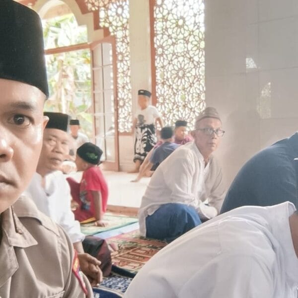 Jalin Silaturahmi, Bhabinkamtibmas Desa Pasir Jaya Laksanakan Jumat Keliling di Masjid Nurul Falah