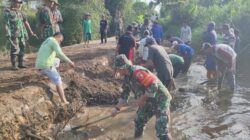 Jumat Bersih, Babinsa Birowo Bersama Warga Kerja Bakti Bersihkan Sungai Complang