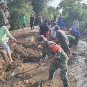 Jumat Bersih, Babinsa Birowo Bersama Warga Kerja Bakti Bersihkan Sungai Complang Jumat Bersih, Babinsa Birowo Bersama Warga Kerja Bakti Bersihkan Sungai Complang