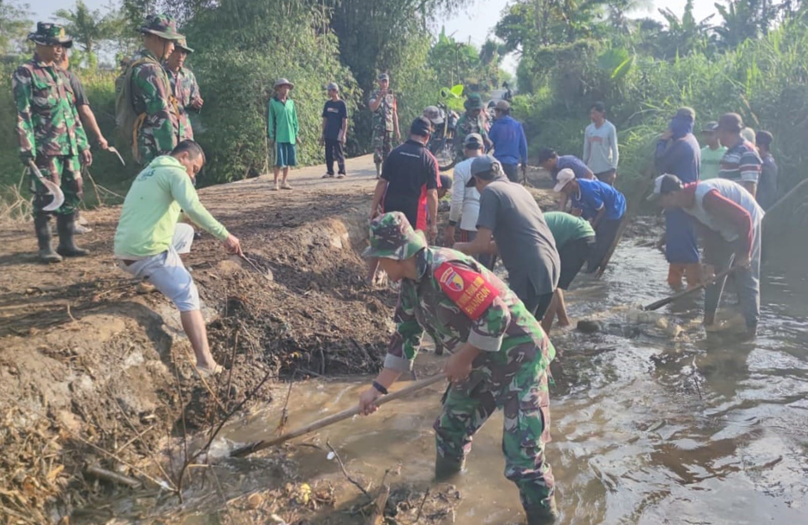 Jumat Bersih, Babinsa Birowo Bersama Warga Kerja Bakti Bersihkan Sungai Complang Jumat Bersih, Babinsa Birowo Bersama Warga Kerja Bakti Bersihkan Sungai Complang