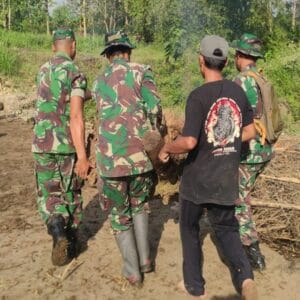 Jumat Bersih, Babinsa Birowo Bersama Warga Kerja Bakti Bersihkan Sungai Complang Jumat Bersih, Babinsa Birowo Bersama Warga Kerja Bakti Bersihkan Sungai Complang