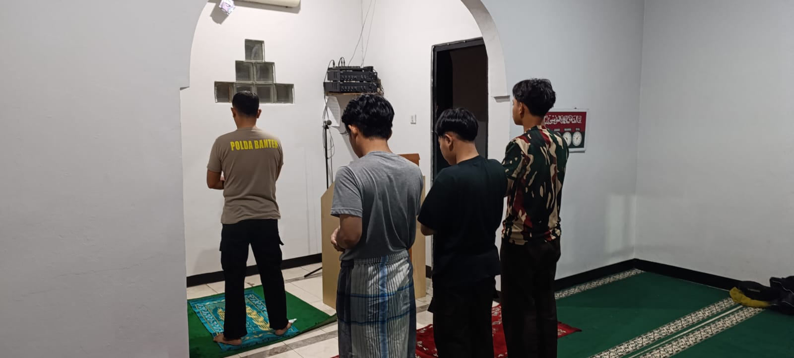 Bhabinkamtibmas Polsek Cikupa Laksanakan Subuhan Keliling Bersama Warga Sukamulya, Ajak Jaga Kamtibmas