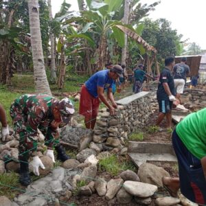 Kebersamaan Terjalin, Babinsa dan Warga Gotong Royong Bangun Pondasi Rumah Kebersamaan Terjalin, Babinsa dan Warga Gotong Royong Bangun Pondasi Rumah