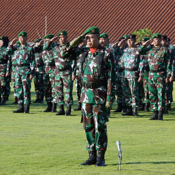 Dirum Akmil Pimpin Upacara Bendera di Akademi Militer