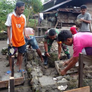 Bangun Kebersamaan, Babinsa Gotong Royong Bersama Warga Binaannya Bangun Pondasi Rumah Bangun Kebersamaan, Babinsa Gotong Royong Bersama Warga Binaannya Bangun Pondasi Rumah