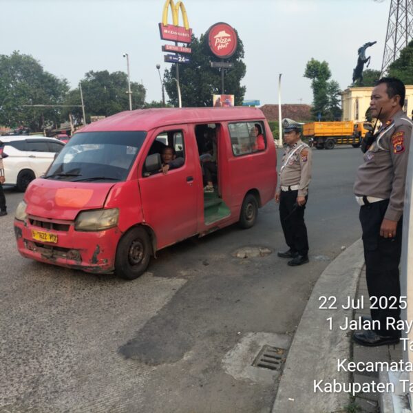 Personel Polsek Cikupa dan Polresta Tangerang Laksanakan PECAK Sore Hari, Ciptakan Kamseltibcar Lantas di Gerbang Citra Raya