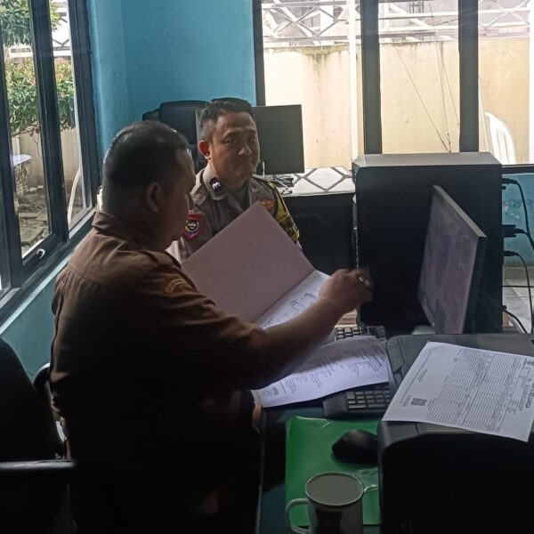 Kantor Desa Sukanagara Dikunjungi Bhabinkamtibmas, Ini Pesan Aipda Didi MS