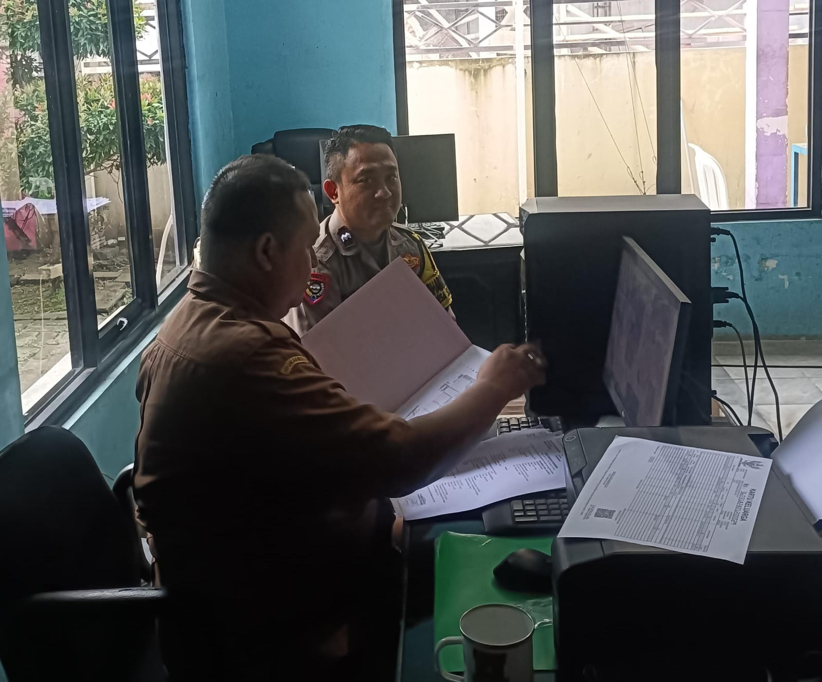 Kantor Desa Sukanagara Dikunjungi Bhabinkamtibmas, Ini Pesan Aipda Didi MS
