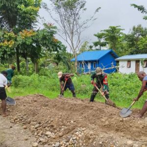 Babinsa Koramil 1710-06/Agimuga Ajak Warga Gotong Royong Timbun Jalan Rusak Babinsa Koramil 1710-06/Agimuga Ajak Warga Gotong Royong Timbun Jalan Rusak