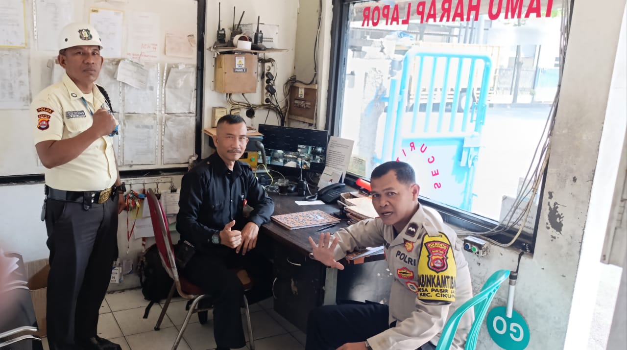 Jalin Koordinasi, Bhabinkamtibmas Kunjungi Security PT. Primacorr