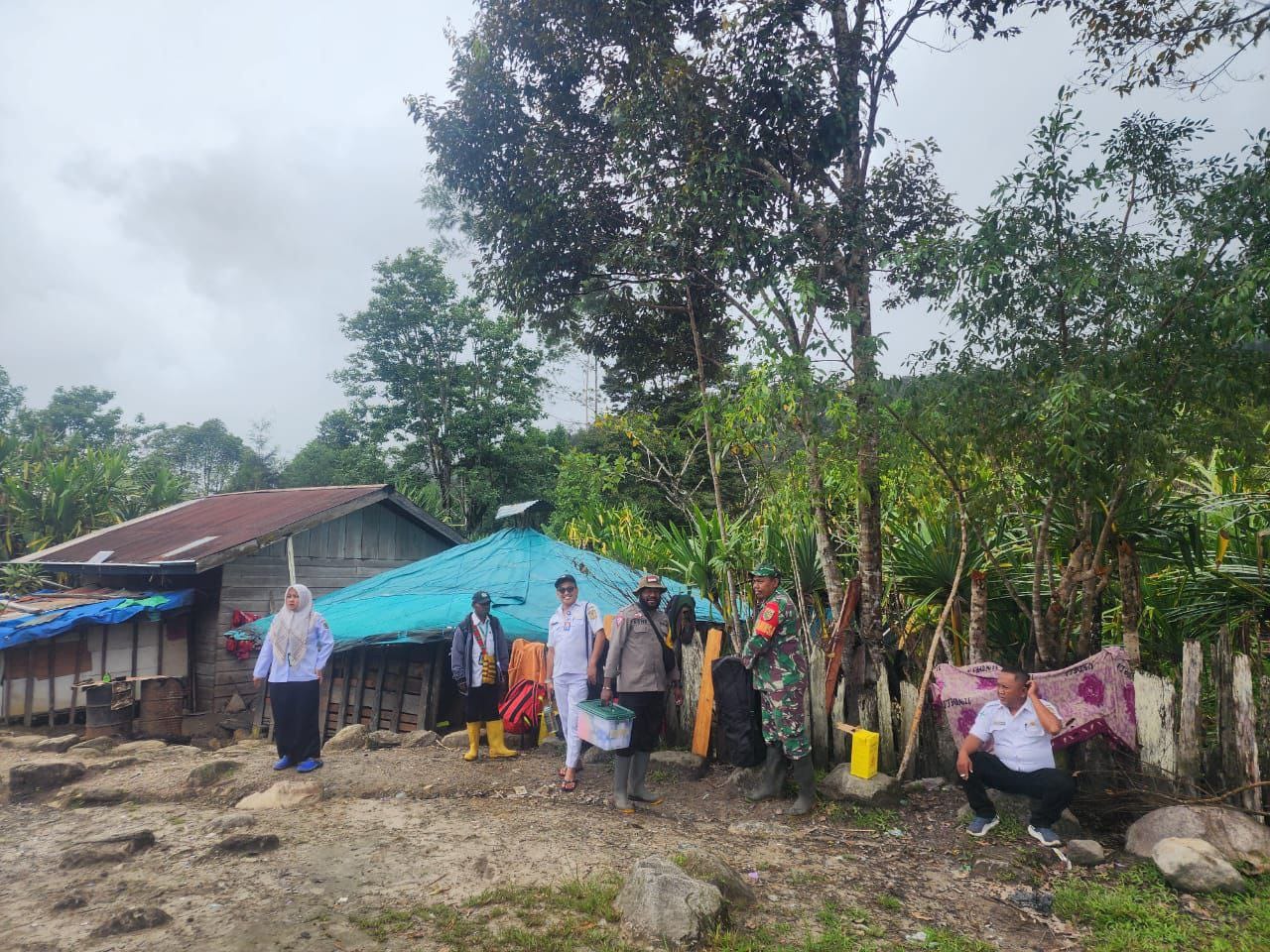 Babinsa Koramil 1710-05/Jila Bersama Puskesmas Lakukan Pusjaki Untuk Berikan Layanan Kesehatan Kepada Masyarakat