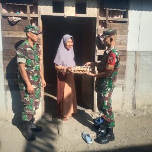 Saling Berbagi Di Jum'at Berkah, Babinsa Koramil 1505-05 Sofifi Berikan Bantuan Sembako Kepada Warga Kurang Mampu Saling Berbagi Di Jum’at Berkah, Babinsa Koramil 1505-05 Sofifi Berikan Bantuan Sembako Kepada Warga Kurang Mampu