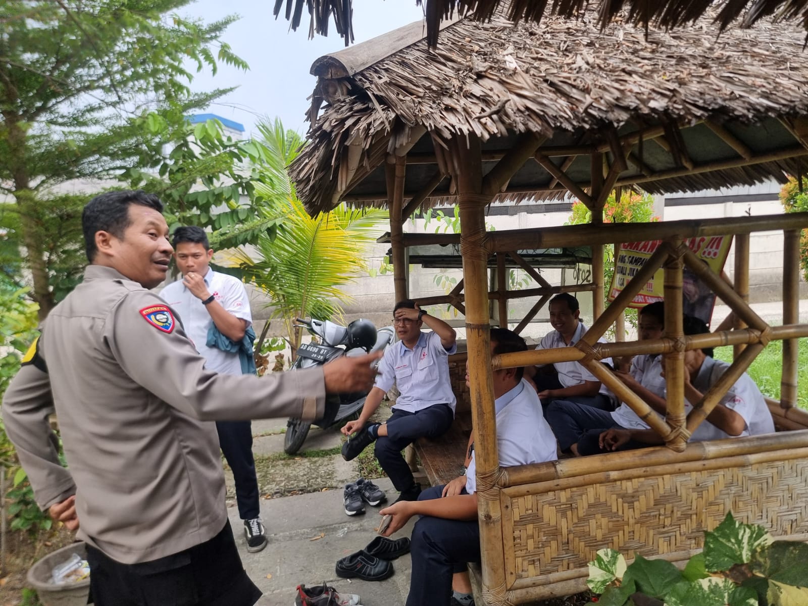 Bhabinkamtibmas Desa Bitung Jaya Sambangi Warung Binaan, Pererat Komunikasi dan Tingkatkan Kesadaran Hukum Warga