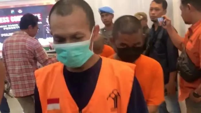 Burung Kakak Tua Semakin Berkicau Karena Di Asupi Makan Gadis Muda
