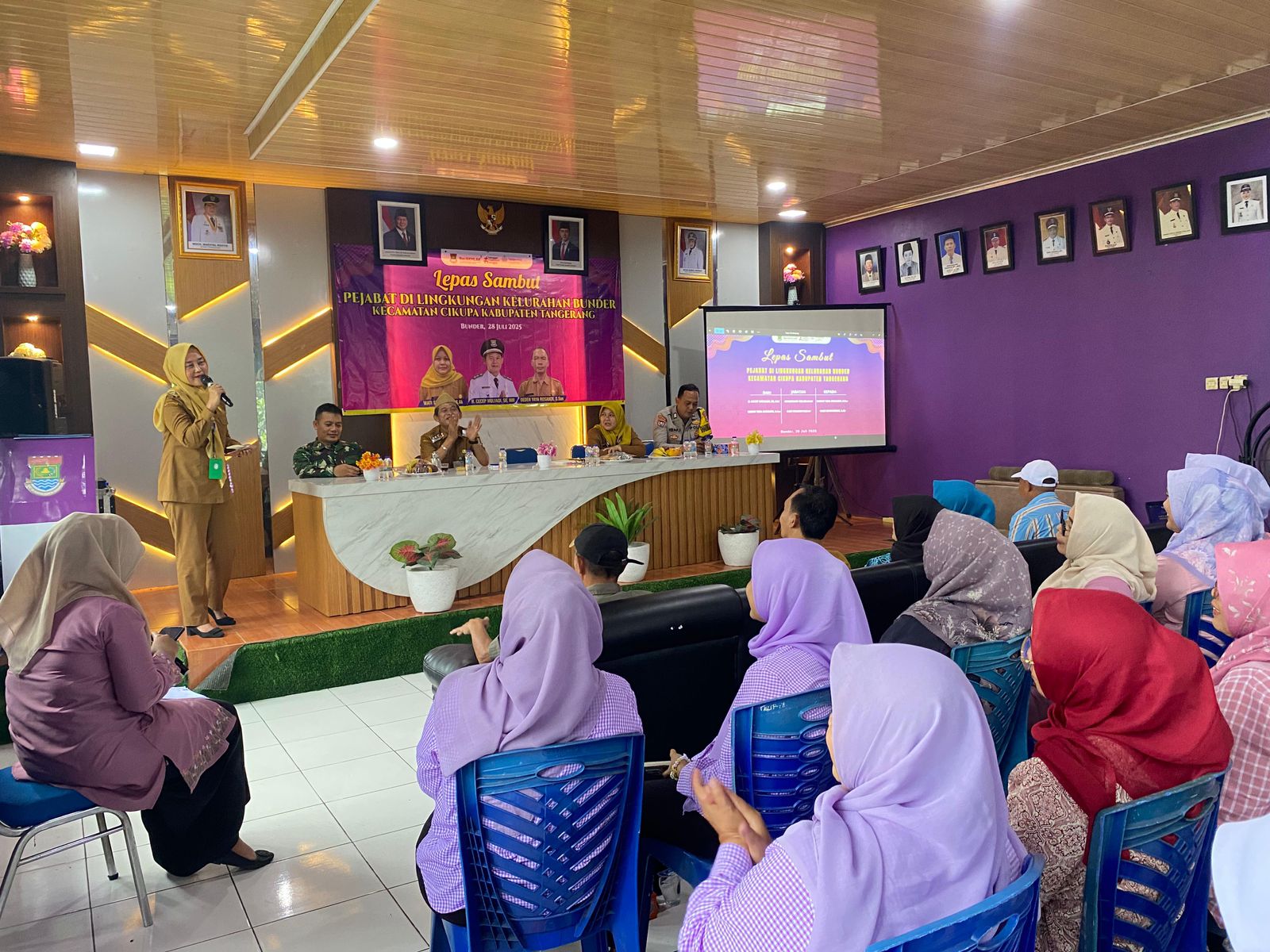 Lurah Bunder Hj. Ine Susilawati Pimpin Lepas Sambut Sekretaris Kelurahan dengan Penuh Haru