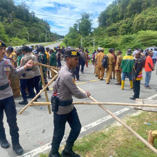 Warga Palang Jalan Depan RS Pratama Maybrat, Polisi dan Pemda Respon Cepat Lakukan Mediasi