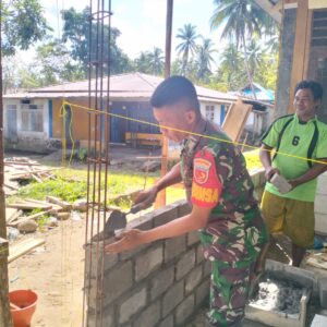 Babinsa Kodim 1505 Tidore Turun Tangan Bantu Warga Bangun Rumah Babinsa Kodim 1505 Tidore Turun Tangan Bantu Warga Bangun Rumah