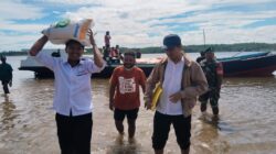 Babinsa Koramil 1710-01/Kokonao Dampingi Penyaluran Beras Ketahanan Pangan Untuk Masyarakat