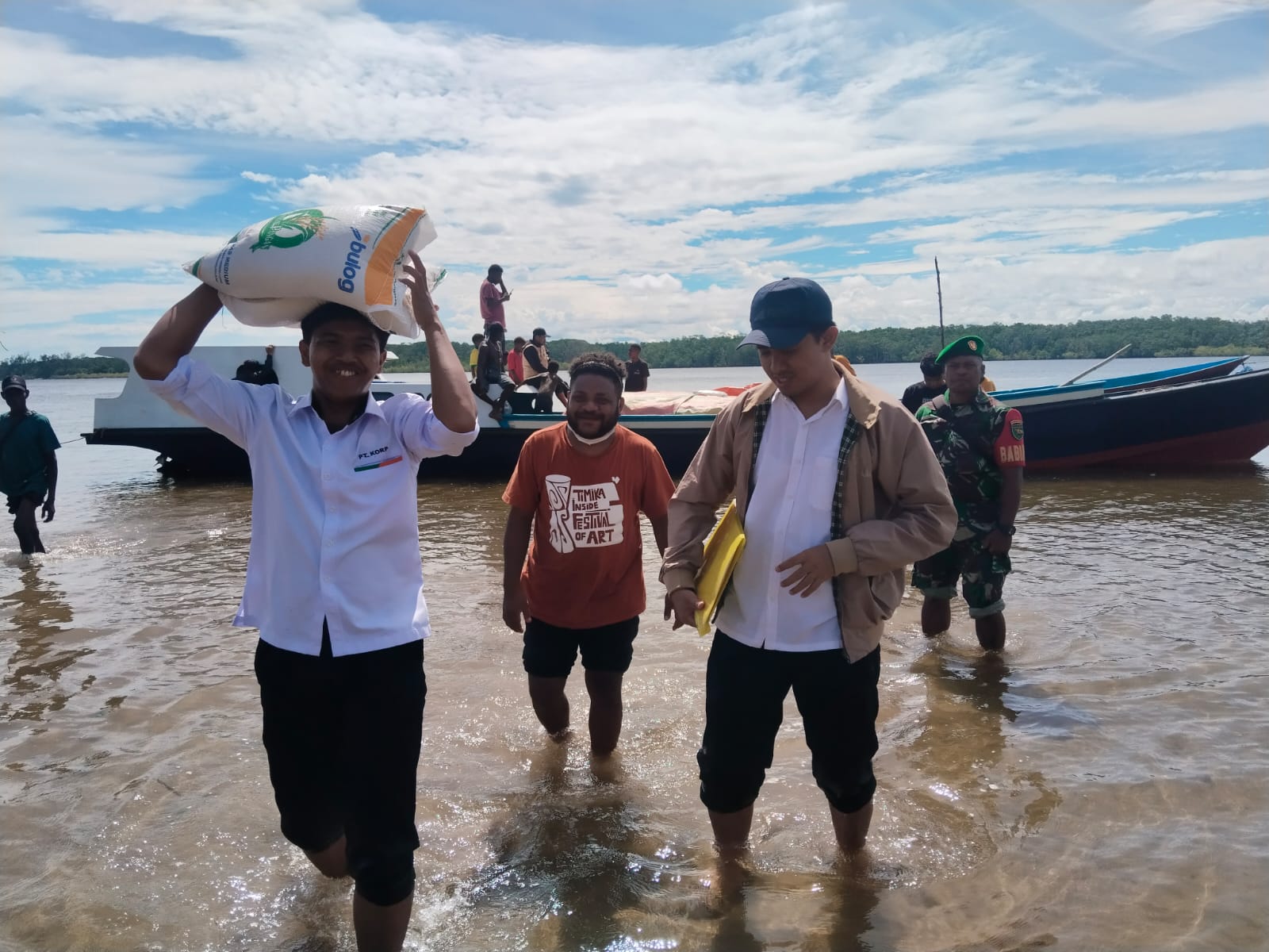 Babinsa Koramil 1710-01/Kokonao Dampingi Penyaluran Beras Ketahanan Pangan Untuk Masyarakat