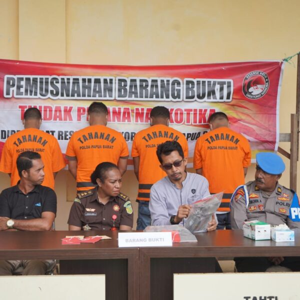 Empat Kasus Narkotika Diungkap, Polda Papua Barat Musnahkan Barang Bukti di Hadapan Tersangka