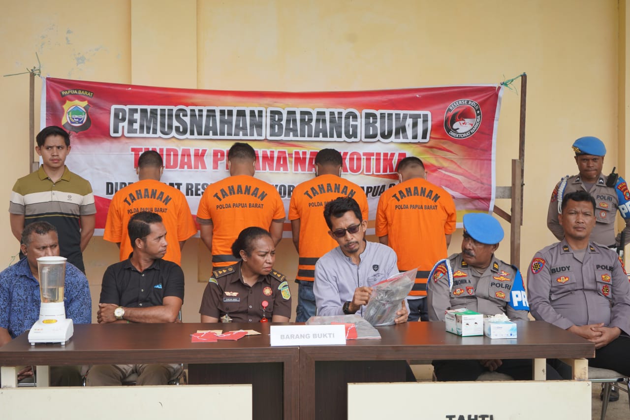 Empat Kasus Narkotika Diungkap, Polda Papua Barat Musnahkan Barang Bukti di Hadapan Tersangka