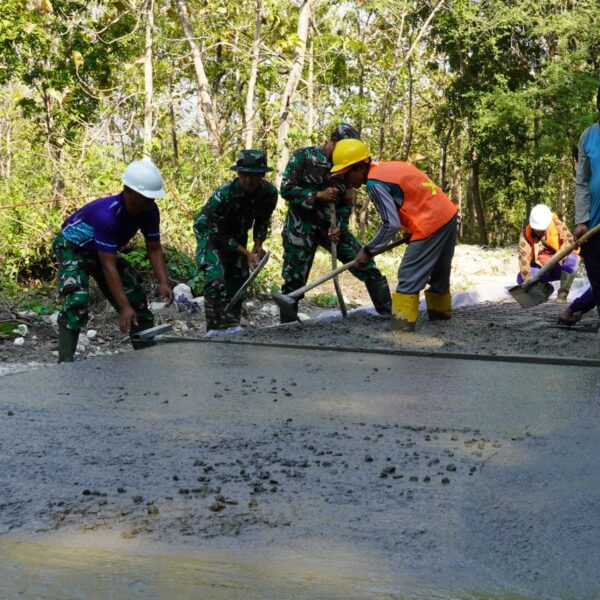 Pembangunan Jalan Cor Beton TMMD 125 Bojonegoro di Desa Soko Terus Dikebut