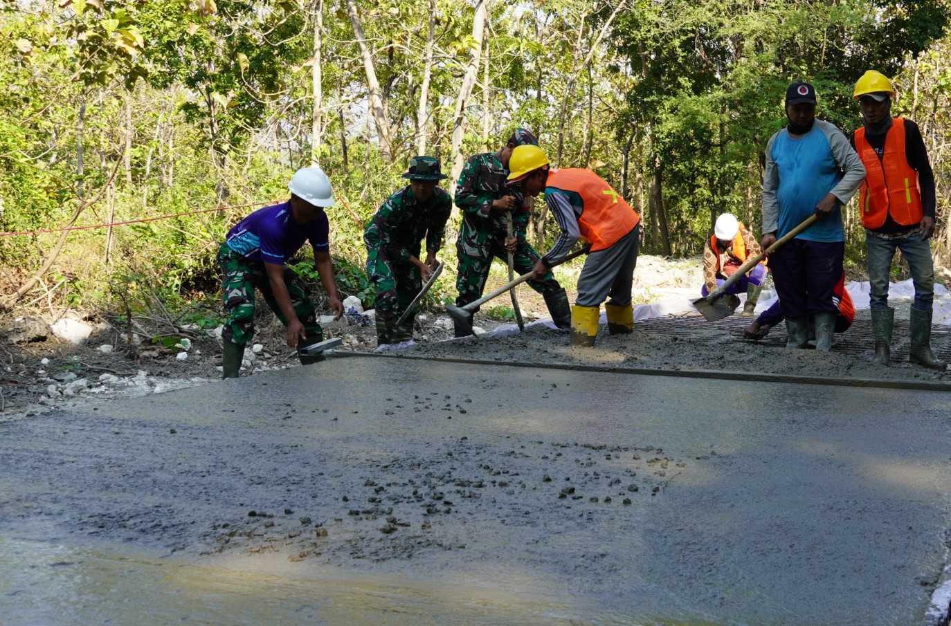 Pembangunan Jalan Cor Beton TMMD 125 Bojonegoro di Desa Soko Terus Dikebut