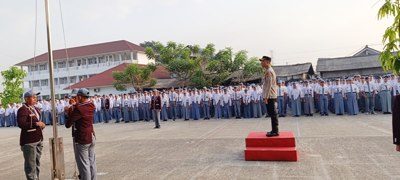 Bhabinkamtibmas Polsek Cikupa Jadi Pembina Upacara di SMA Negeri 31 Kabupaten Tangerang