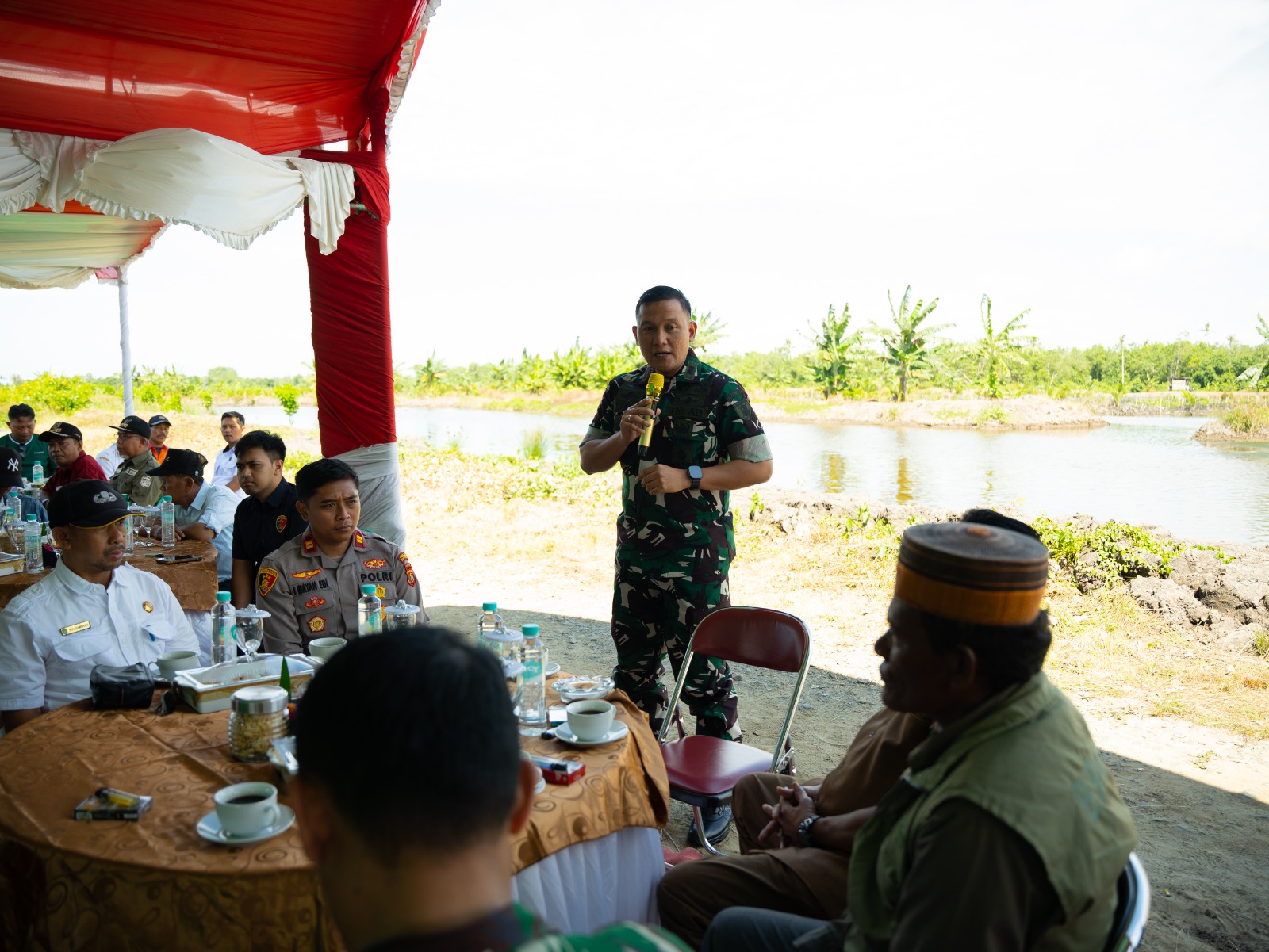 Peringati HUT Kodam VI/Mlw, TNI Bersama Warga Hijaukan Pesisir Dengan Mangrove