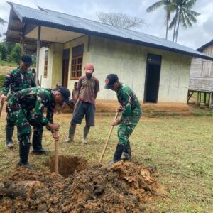 Peduli Warga, Satgas Yonif 126/KC Bantu Pemakaman dan Salurkan Bantuan Sembako di Yomkondo