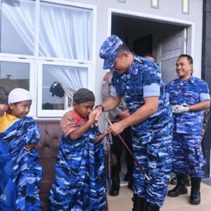 Danlanud Sultan Hasanuddin Bersama Bupati Pinrang Berikan Bantuan Sembako dan Tinjau Sunatan Massal Pada Festival Dirgantara Bumi Lasinrang 2025