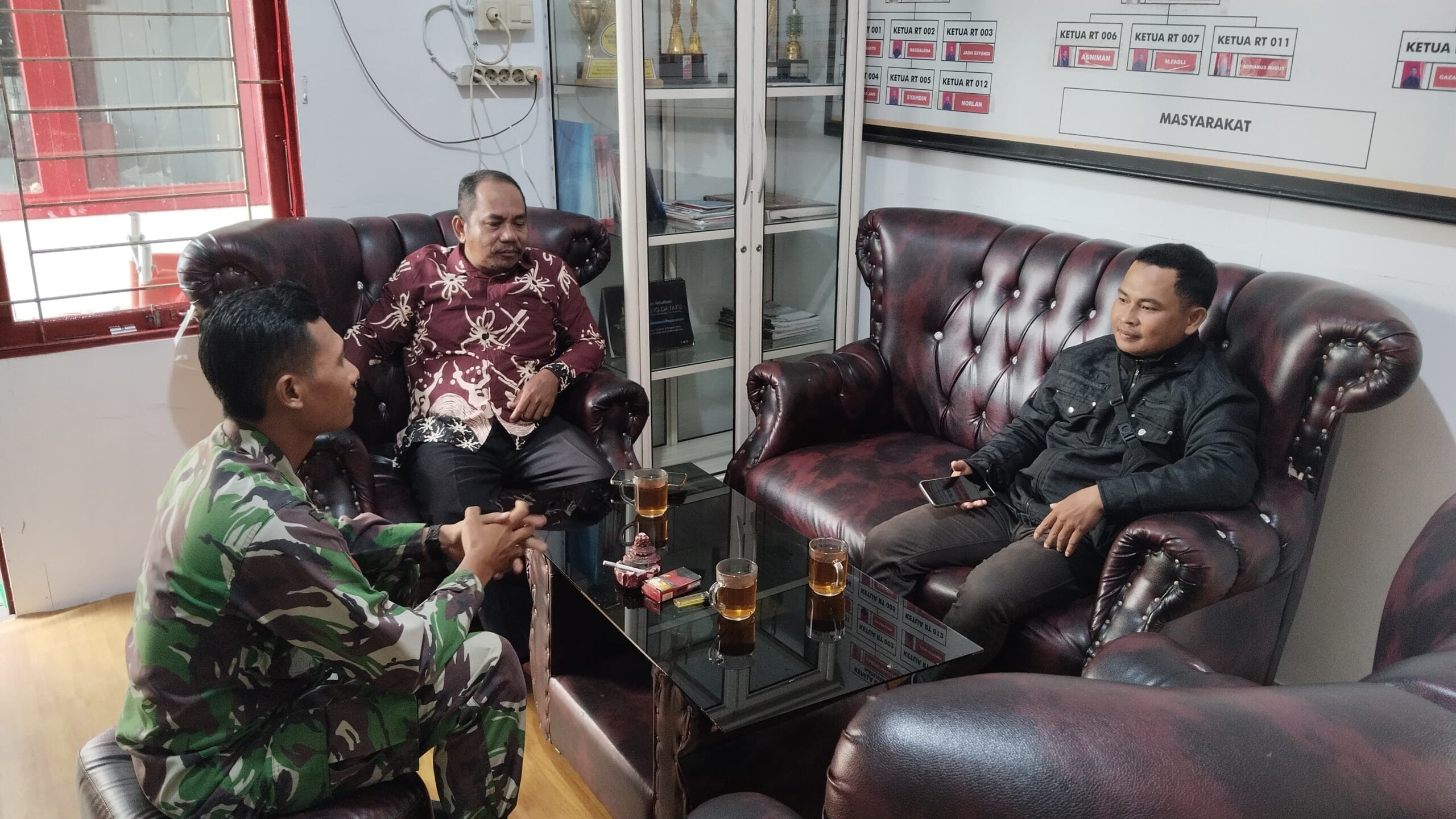 Perkuat Sinergi Bersama Aparatur Desa, Babinsa Lakukan Komsos Bersama Sekdes Perkuat Sinergi Bersama Aparatur Desa, Babinsa Lakukan Komsos Bersama Sekdes