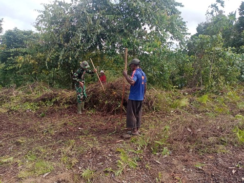 Satgas Pamtas RI-PNG Yonif 126/KC Gelar Karya Bakti Merah Putih Bersama Warga Kampung Ninati