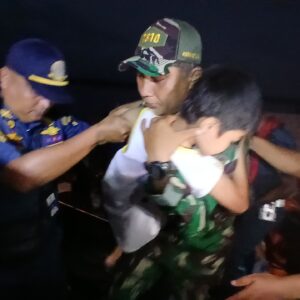 TNI Kerahkan Unsur Laut untuk Evakuasi Kapal Terbakar KM Barcelona VA di Perairan Talise, Minahasa Utara TNI Kerahkan Unsur Laut untuk Evakuasi Kapal Terbakar KM Barcelona VA di Perairan Talise, Minahasa Utara
