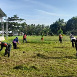 Babinsa Kerta Buana Bersama Warga Kompak Gotong Royong Bersihkan Lapangan Bola Babinsa Kerta Buana Bersama Warga Kompak Gotong Royong Bersihkan Lapangan Bola
