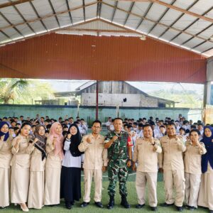 Babinsa Berikan Pembinaan Mental dan Fisik kepada Siswa SMK dalam Upaya Membangun Generasi Tangguh Babinsa Berikan Pembinaan Mental dan Fisik kepada Siswa SMK dalam Upaya Membangun Generasi Tangguh