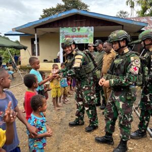 Satgas Yonif 126/KC Salurkan Bantuan dan Layanan Kesehatan di Tembutka Satgas Yonif 126/KC Salurkan Bantuan dan Layanan Kesehatan di Tembutka