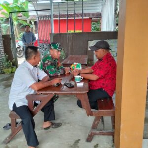 Melalui Komsos, Babinsa Ajak Warga Ciptakan Lingkungan Bersih Dan Sehat Melalui Komsos, Babinsa Ajak Warga Ciptakan Lingkungan Bersih Dan Sehat