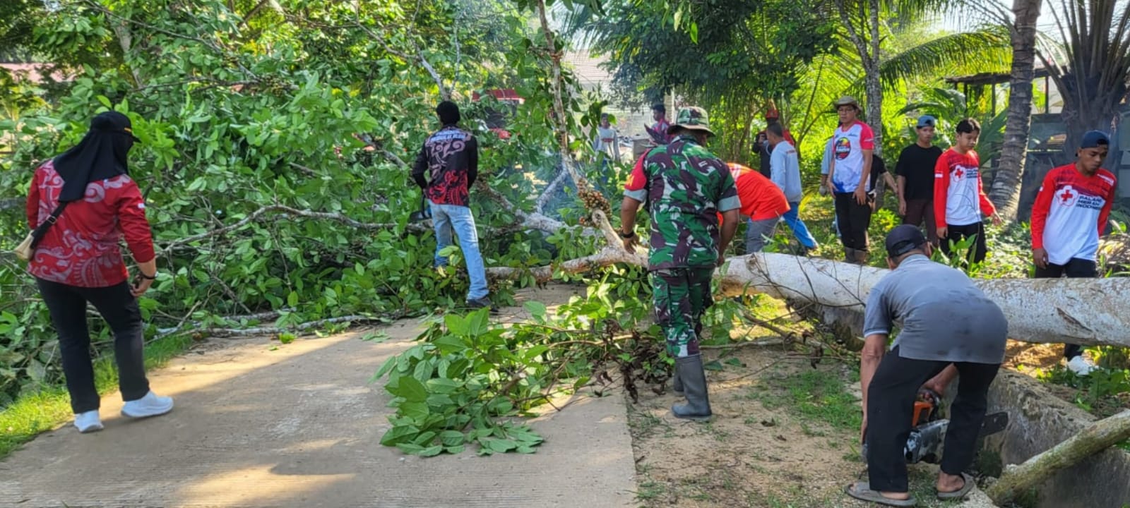 Wujud Sinergi TNI Bersama Instansi Pemerintah Dan Warga Dalam Kegiatan Gotong Royong