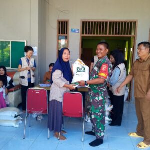 Babinsa Kerta Buana Dampingi Penyaluran Bantuan Beras kepada Warga Agar Tepat Sasaran Babinsa Kerta Buana Dampingi Penyaluran Bantuan Beras kepada Warga Agar Tepat Sasaran