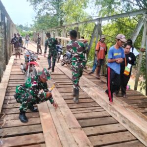 Satgas Yonif 126/KC Bantu Perbaiki Jembatan Oga di Kampung Eksembit Satgas Yonif 126/KC Bantu Perbaiki Jembatan Oga di Kampung Eksembit
