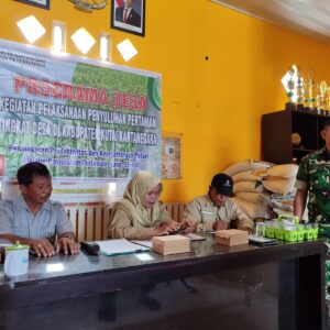 Babinsa Loa Duri Ilir Hadiri Penyuluhan Pertanian Oleh PPL Kepada Poktan Babinsa Loa Duri Ilir Hadiri Penyuluhan Pertanian Oleh PPL Kepada Poktan