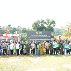 Danpusterad: Gotong Royong Menjadi Bukti Nyata Kebersamaan Sebagai Wujud Manunggal TNI-Rakyat Danpusterad: Gotong Royong Menjadi Bukti Nyata Kebersamaan Sebagai Wujud Manunggal TNI-Rakyat