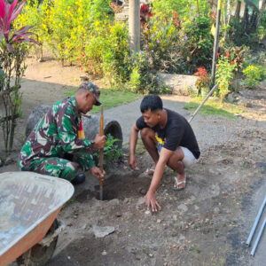 Pasang Bendera Dan Kerja Bhakti, Babinsa Dan Warga Gandusari Sambut HUT RI Ke 80 Pasang Bendera Dan Kerja Bhakti, Babinsa Dan Warga Gandusari Sambut HUT RI Ke 80