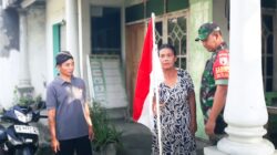 Babinsa Beserta Perangkat Desa Tlogo, Ajak Warga Kibarkan Merah Putih Sambut HUT RI ke-80, Wujudkan Semangat Nasionalisme