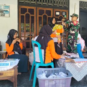 Posyandu Di Desa Kemloko, Koptu Sunarto Babinsa Koramil Nglegok Dampingi Percepatan Penurunan Stunting