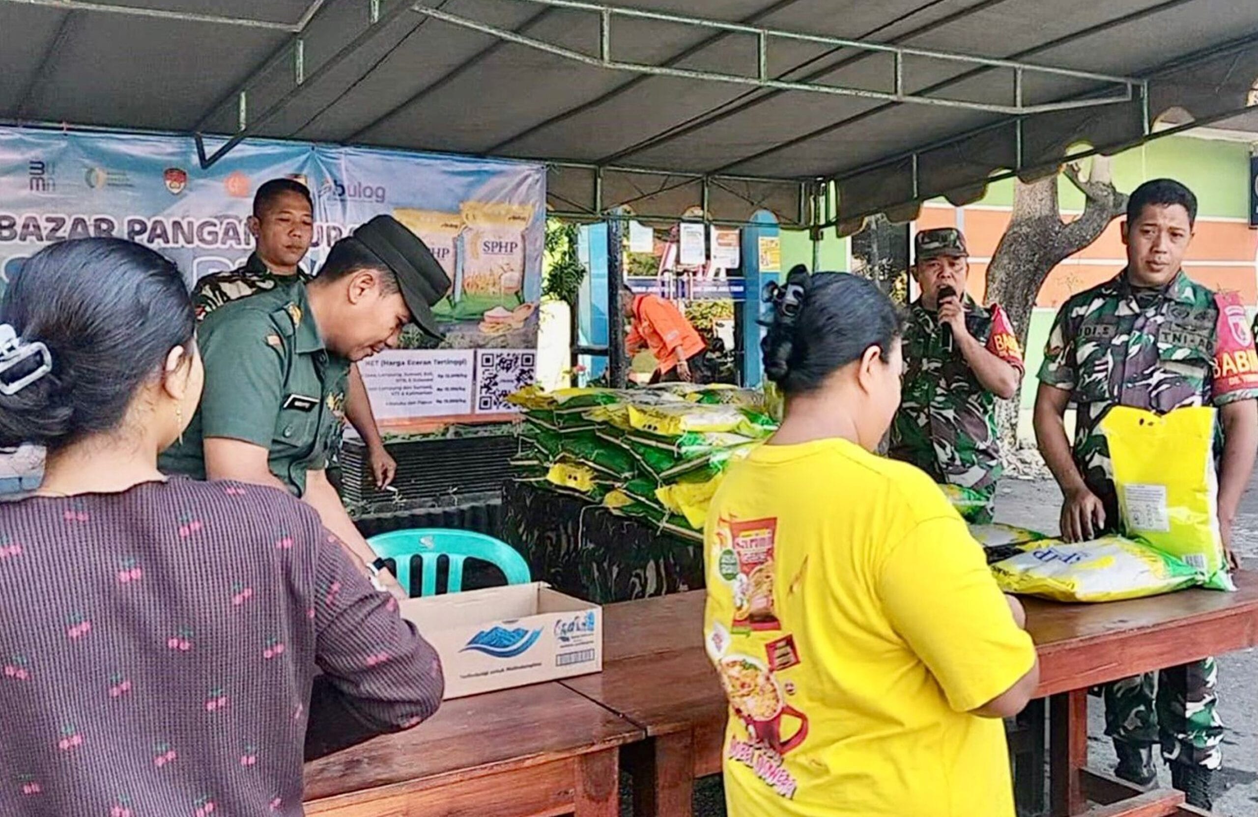 Bazar Pangan Murah Beras SPHP, Sinergi TNI - Bulog Di Wlingi Disambut Antusias Warga